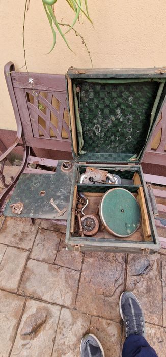 Gramofon Portabil de Epocă + Discuri de Șelac - O Piesă de Colecție pe