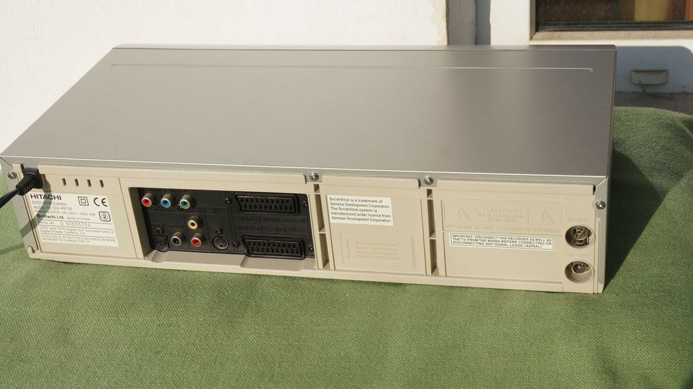 Video recorder VHS combo cu DVD player Hitachi  DV-PF7E stereo Hi-Fi