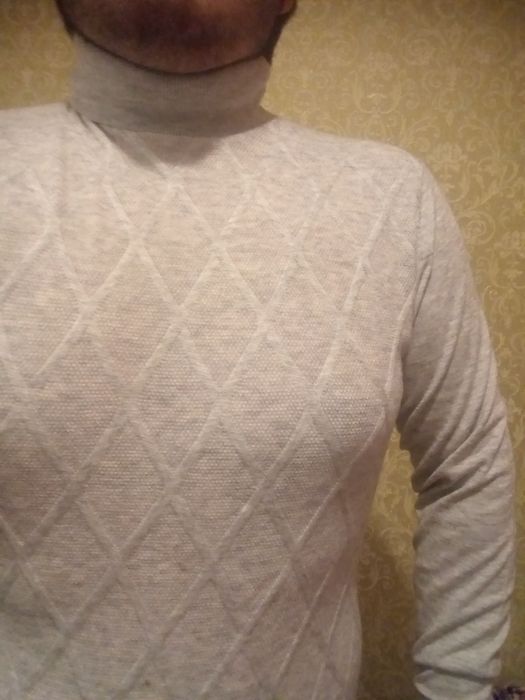 Мужские кофты разные цвета.