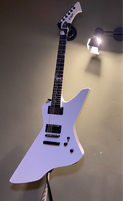 Vând chitara  din Masterpiece- Esp Snakbyte SW -Made in China, cu doze Emg JH Active   la care s-a schimbat tot (doze ,bridge ,nut , retastat , setat