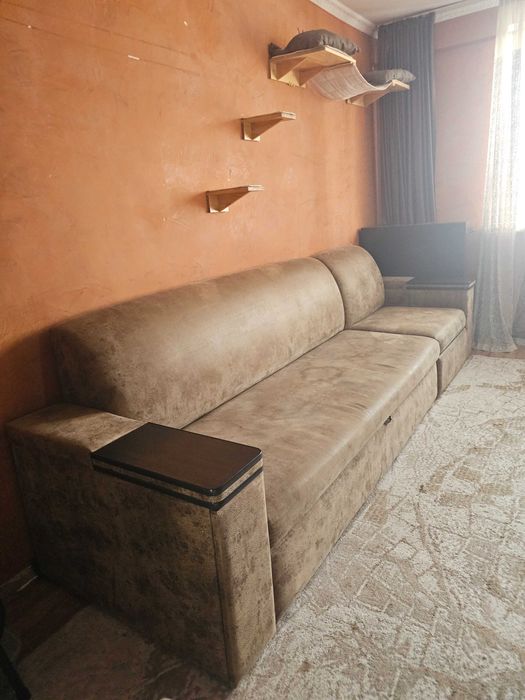 Угловой диван с баром и столом