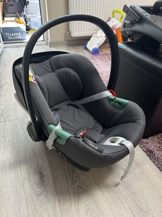 Vând Scoică auto Cybex Aton B2 i-Size + bază ISOFIX Cybex | scor ADAC 1.7 |