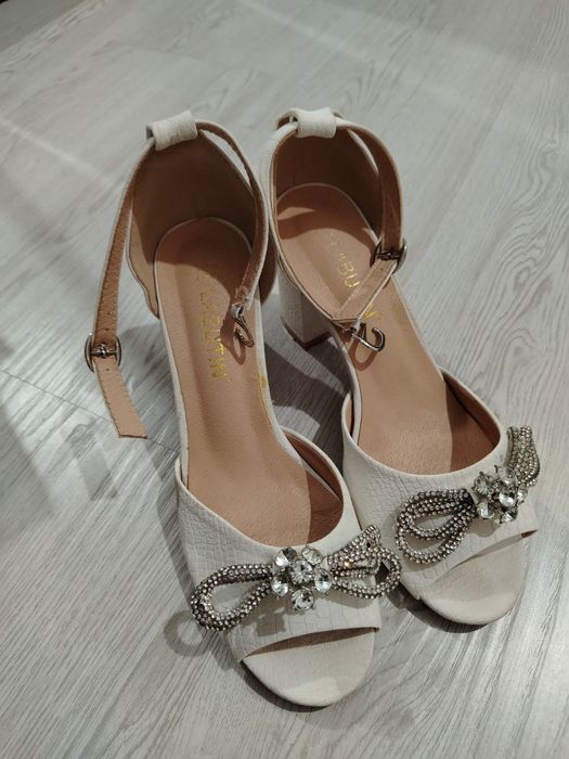 Ayollar tuflisi zamonaviy