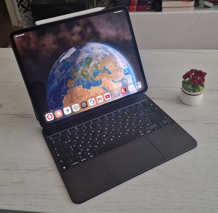 Apple iPad Pro 13” M5 Wi-Fi, 256 GB, Space Black заедно с оригинална Apple Magic Keyboard за iPad Pro 13”, Black, Bulgarian