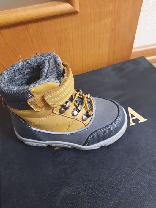 Продам детскую обувь 1 пара зима,2 пара осень