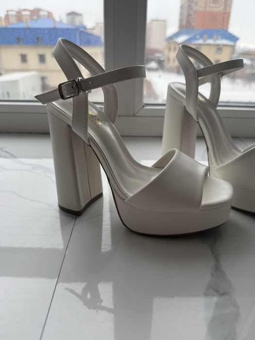 Продам белые босоножки