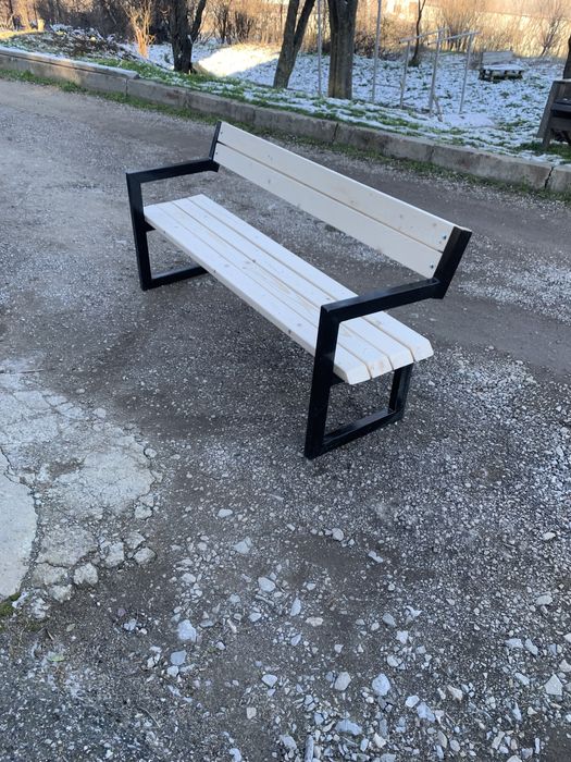 Градински пейки с метални крака
