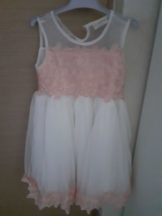 Vand rochii elegante fetite, stare impecabila, 40 lei