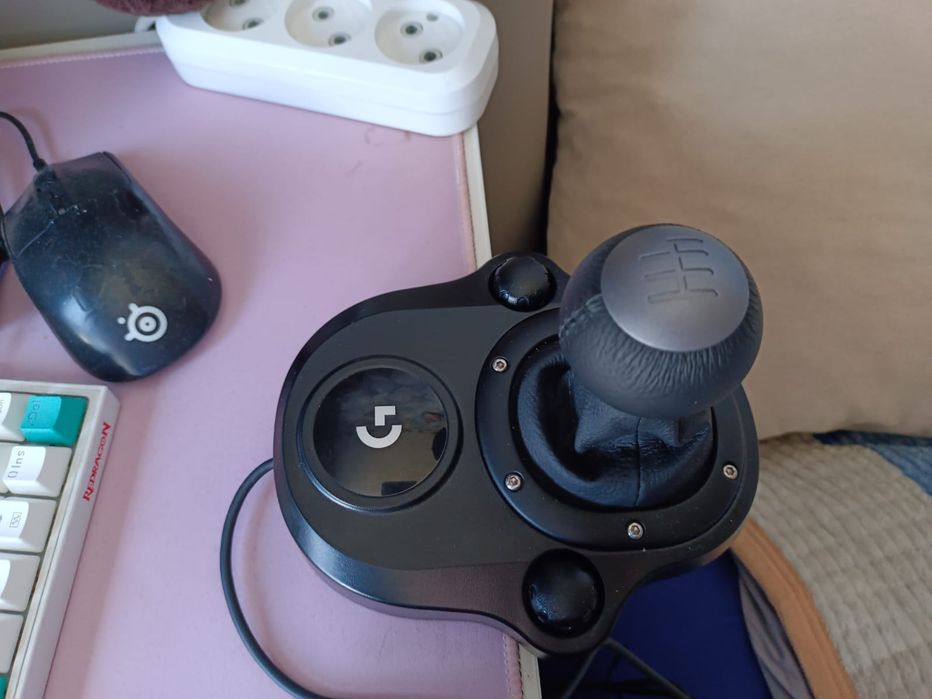 Logitech G29 с коробкой передач в комплекте