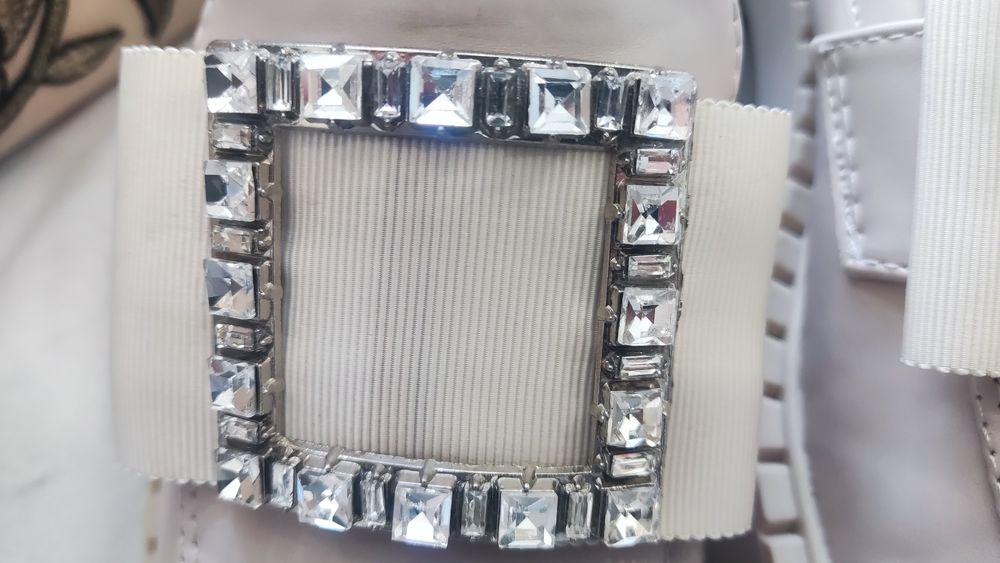 Красиви обувки с подарък чанта на Guess