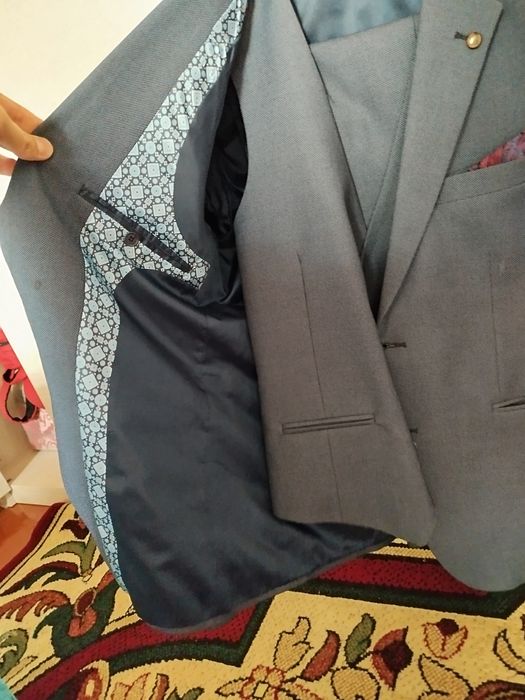 Продам костюм 8 рост новый