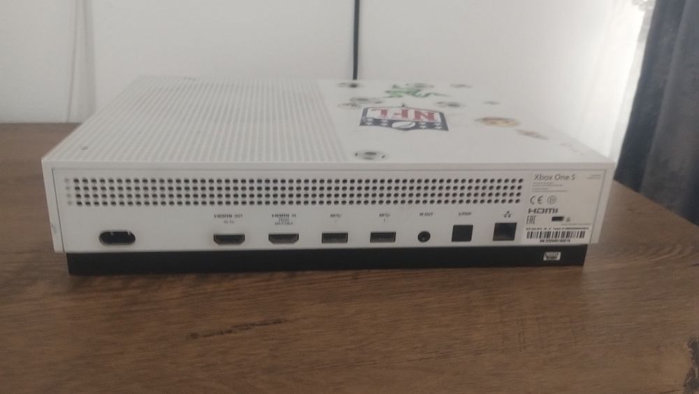 Vând Xbox one s cu doua controale