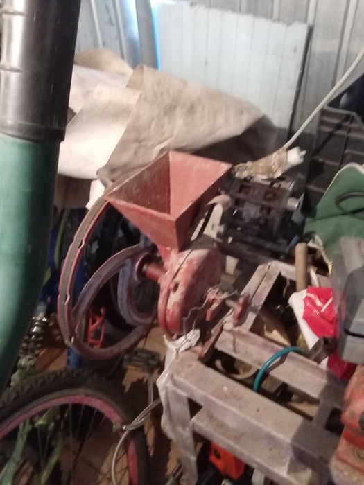 Moară măcinat porumb în stare foarte bună