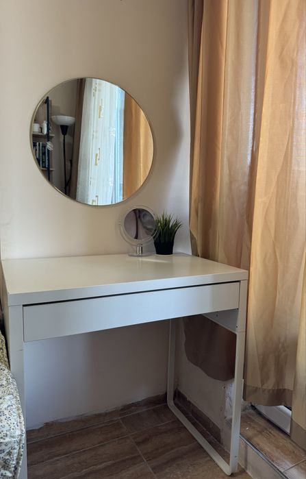 Бюро-тоалетка Икеа и огредало