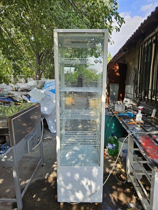 Витрина за Торти и Сладкарски Изделия, Сандвичи, Салати Плодове и Зеленчуци и Безалкохолно 2-8 градуса