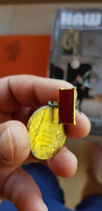 Значки ,една от която с удостоверение,другата е на Заменхов в топ съст