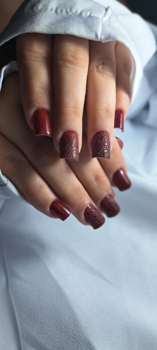 Manichiura -Eleganta si rezistenta la super pret.Manichiură cu gel. Se