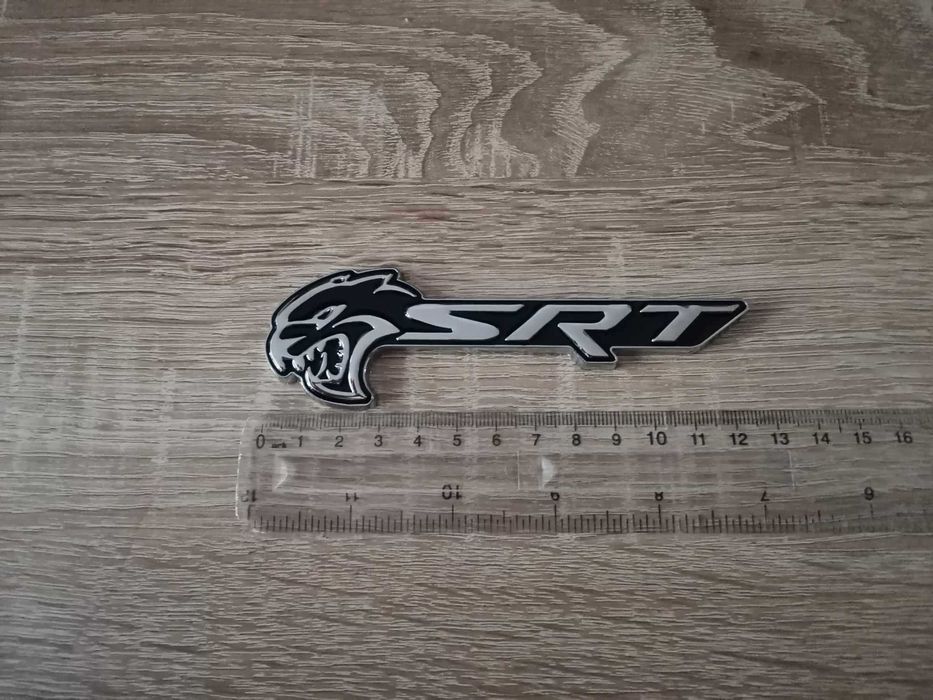 SRT Hellcat сребристо с черно емблема лява