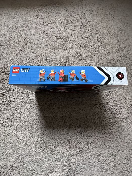 LEGO City Boxă și mecanici F1 cu mașină Ferrari
