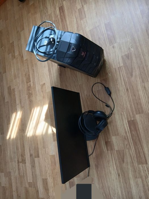 PC Gaming  Predator+Monitor Philips+căști-setup complet