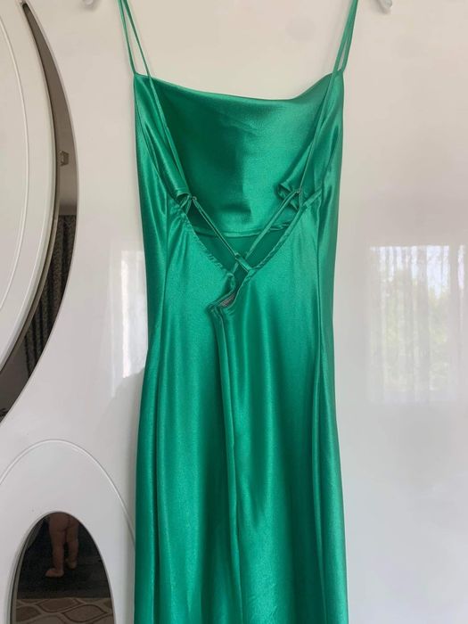 Дълга сатенена рокля