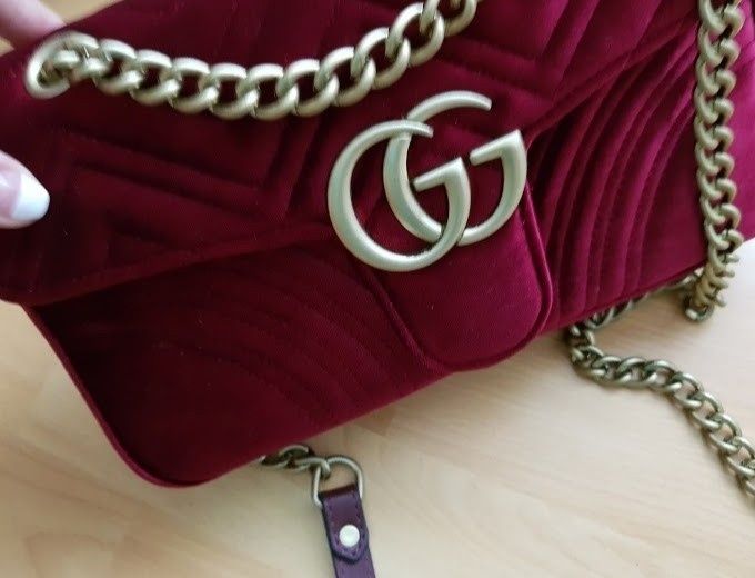 Geanta catifea Burgundia,accesorii metalice aurii.mate,saculet, etiche