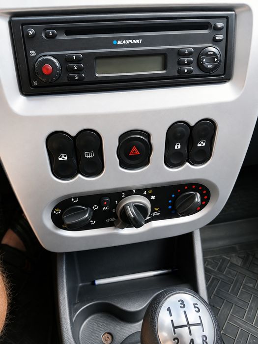 Vând Dacia Logan