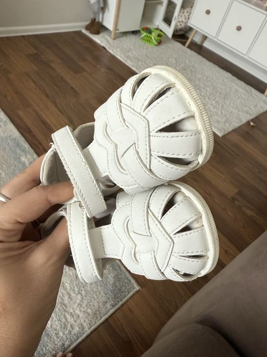 Продам сандали для девочки