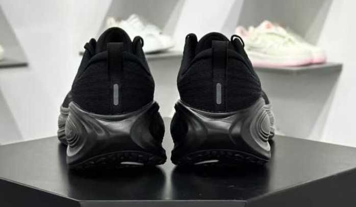 Продавам нови мъжки маратонки Nike Vomero Plus all black