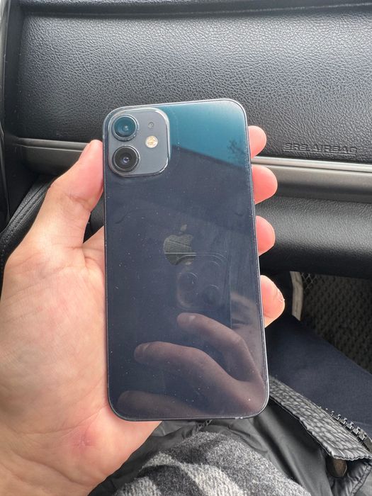 Iphone 12 mini в красивом темном синем цвете