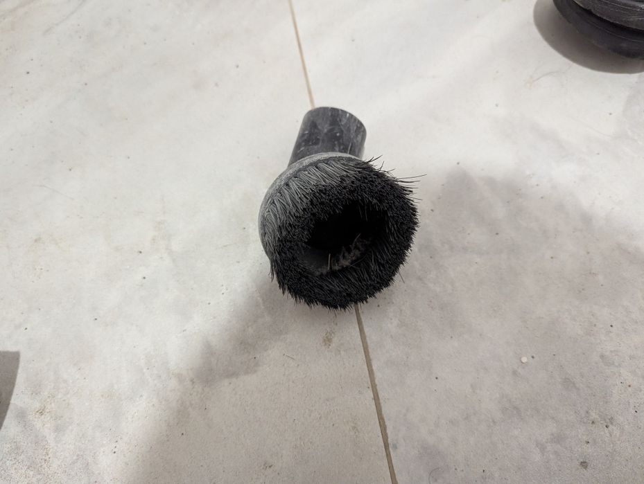 Шланг от пылесоса и три насадки