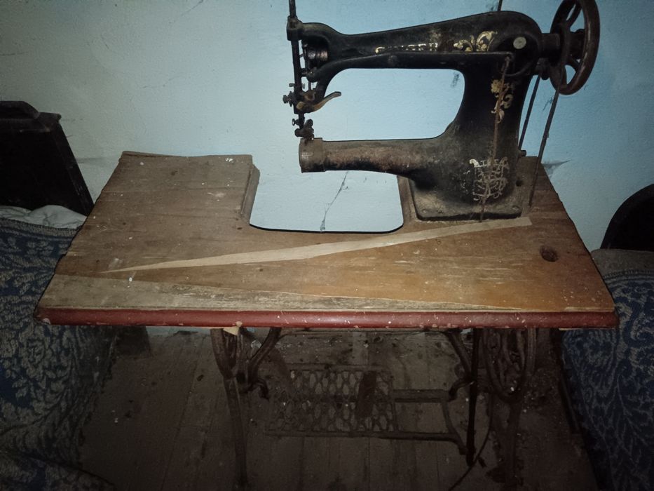 Vând mașina de cusut zinger