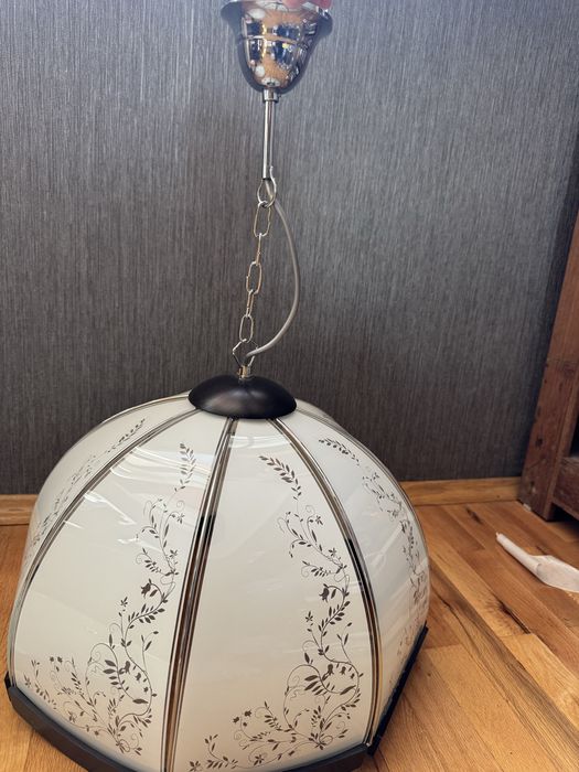 Полилеи и кръгла лампа за таван