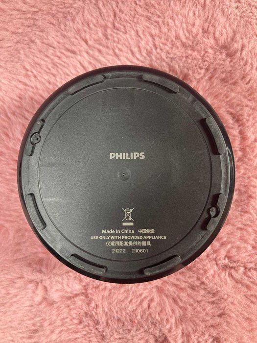 Електрическа самобръсначка Philips Series 5000 SkinIQ със зарядна станция и функция за почистване