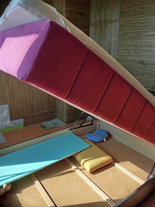 Спалня с матрак и повдигащ механизъм