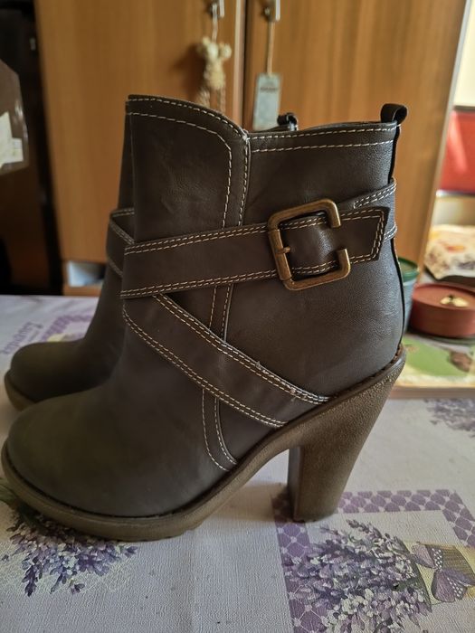 Ghete de damă cu toc