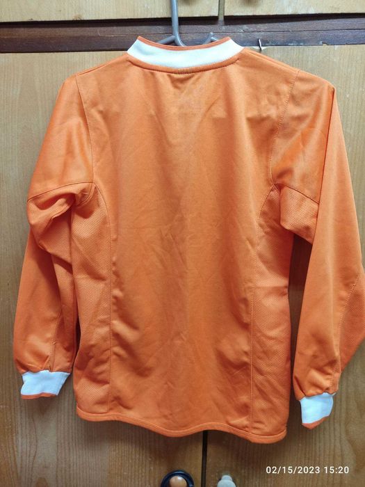 Тийнеджърски спортни дрехи в отлично състояние-суичъри, фанелки и др.