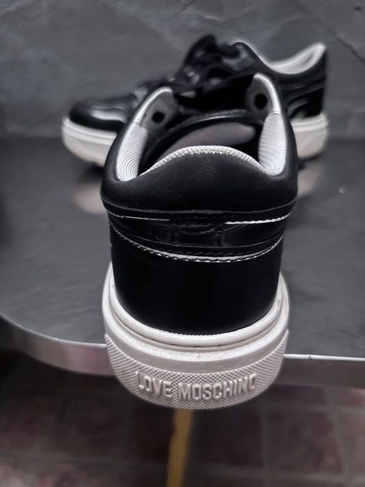 Сникърси Love Moschino