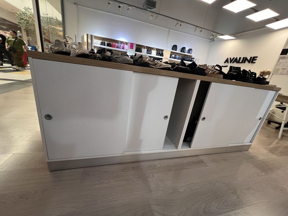 Mobilier complet pentru magazin, făcut la comandă – stare foarte bună