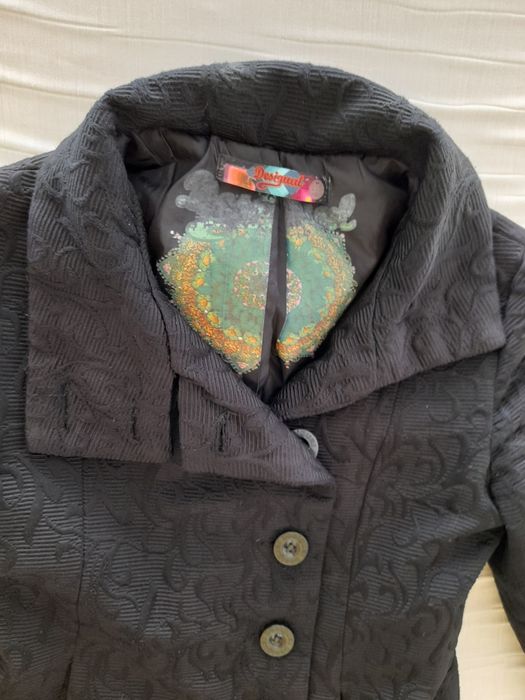 Продавам дамско палто на фирмата Desigual