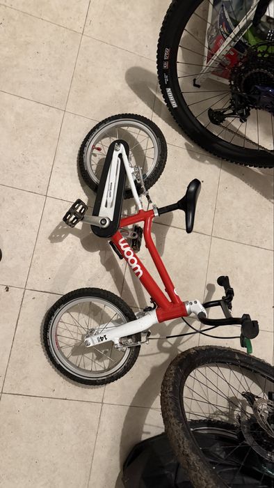 Bicicleta woom 2 rosie plus casca woom rosie