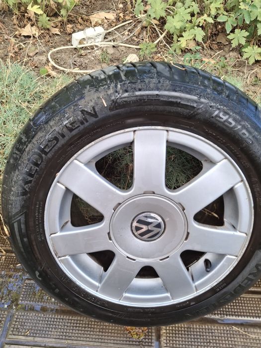 Продавам оригинални лети джанти с летни гуми за WV  15