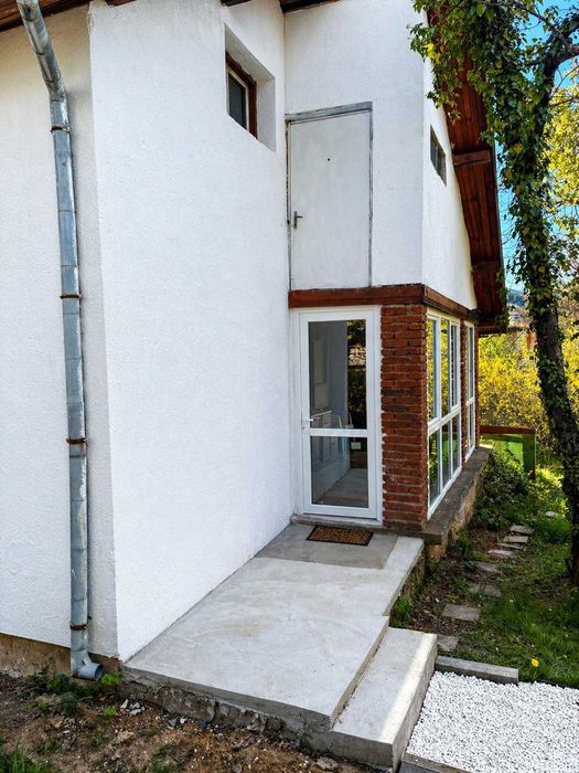 Продава се уютна къща на 25 км от София, в зеленина и спокойствие