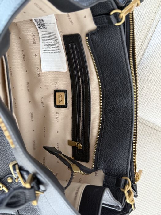 Guess дамска чанта от естествена кожа