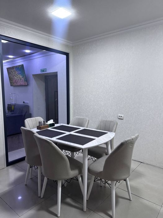 Обеденный стол со стульями - крепкий, современный, недорого