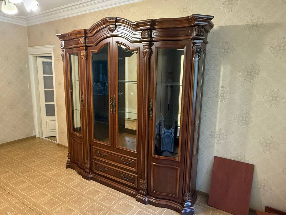Мебел сотилади. Сервант стенка.