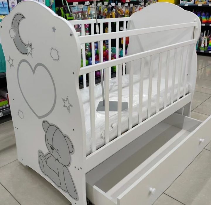 Детская кровать с маятником