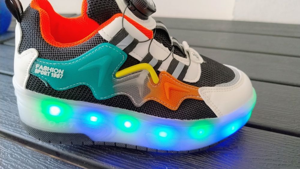Încălțăminte sport cu role și luminițe