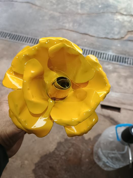 Продавам и вече цветни рози