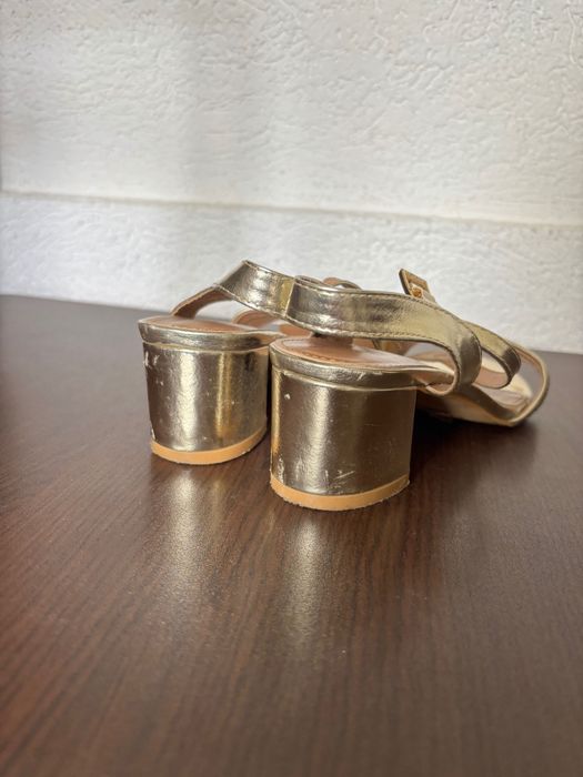 Дамски сандали с нисък ток